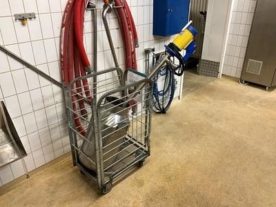 Overview picture of Pump including trolley